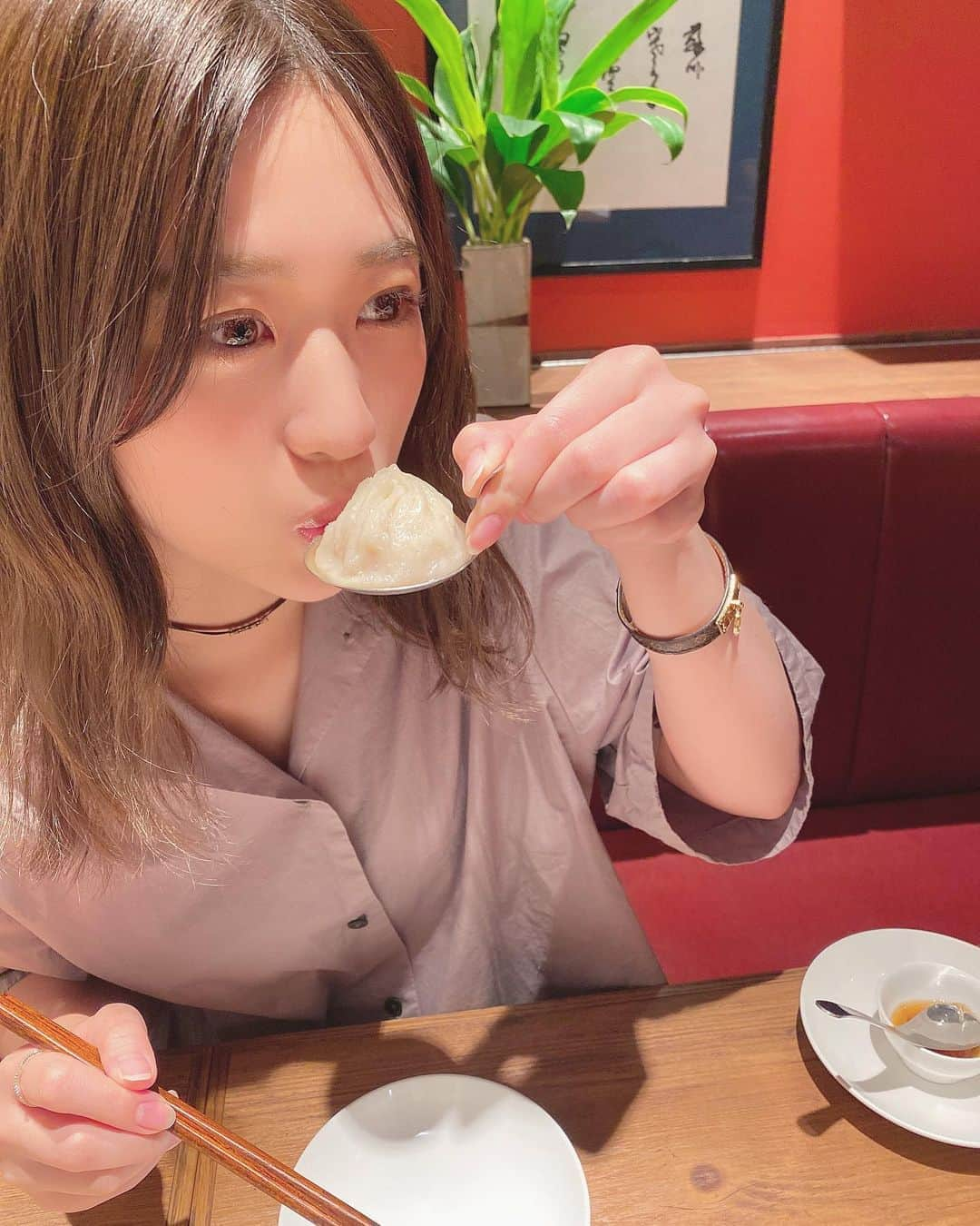 篠崎彩奈さんのインスタグラム写真 - (篠崎彩奈Instagram)「小籠包だいすき🤤♡ あとここの麻婆豆腐が美味し過ぎました。 麻婆豆腐が有名なお店なんだって〜☺︎ #中華料理 #小籠包 #麻婆豆腐」8月23日 22時20分 - ayana.s_official