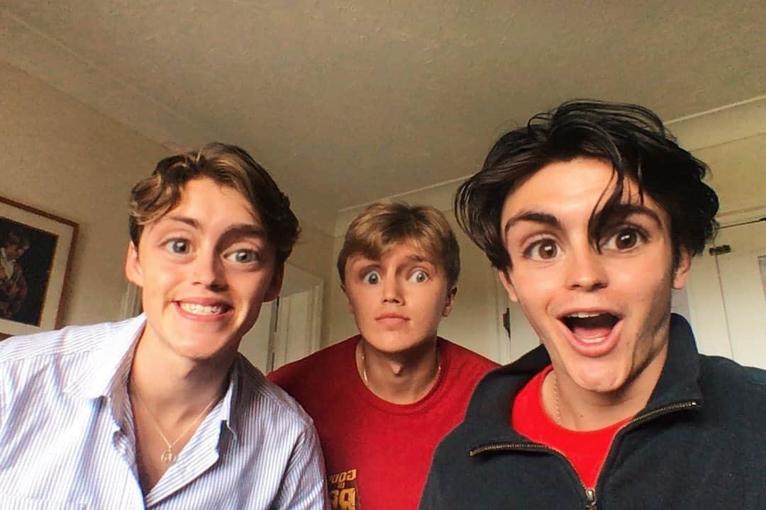 New Hope Clubさんのインスタグラム写真 - (New Hope ClubInstagram)「You’re having dinner and these three guys pop up at your window, what do you do.」8月23日 22時32分 - newhopeclub