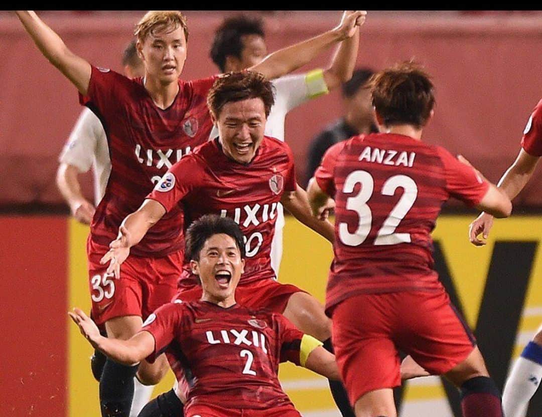 安西幸輝さんのインスタグラム写真 - (安西幸輝Instagram)「篤人くんプロ現役生活お疲れ様でした！ 小学校6年生の時から憧れて、高校の時にサイドバックに、転向して、それから篤人くんのプレーが僕の教科書になって、それから運良く鹿島アントラーズで同じ年に移籍することになり、一年半、一緒にプレーすることが出来ました。同じサイドバックとして本当に沢山のことを教えてもらいました。細かい所まで、１つ１つ教えてもらいました。本当にありがとうございます！篤人くんの背中は、 まだまだすごく遠い所にあるけど、追いつけるように頑張ります。同じ景色が見えるように努力します！ 篤人くん本当に今までお疲れ様でした！！ #師匠 #3枚目の写真どこからかわからないですけど、使わせていただきました🙇‍♂️」8月23日 22時26分 - kouki.anzai_official