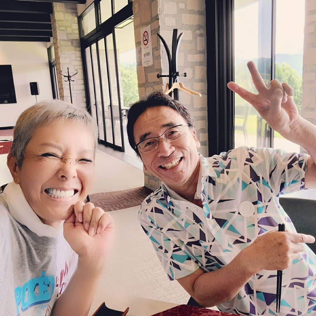 ピーターさんのインスタグラム写真 - (ピーターInstagram)「今日は、 福岡でゴルフ‼️ 「福岡セブンヒルズGC」  福岡で一緒にラジオレギュラーを、やらして貰ってた時にご一緒でした、 キャスターの 川上政行さんと。  朝イチスルーで、終わってからランチしました‼️ 日田焼きそばや、壺入り焼肉、鯵フライと海老フライのセット‼️(笑) またまた食べ過ぎ👋😵🍴  福岡空港で足つぼマッサージして、 機内は、爆睡💣💤。  明日は、関西テレビ 『報道ランナー』 リモートで生放送です😆🎵🎵 　　　慎之介拝  #ピーター #池畑慎之介 #川上政行 #報道ランナー #セブンヒルズゴルフクラブ #日田焼きそば #壺入り焼肉」8月23日 22時28分 - oziba1952
