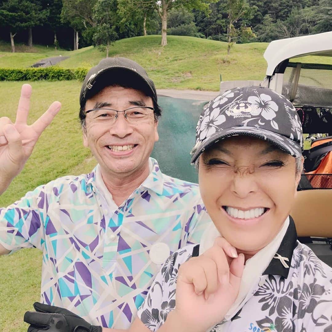 ピーターさんのインスタグラム写真 - (ピーターInstagram)「今日は、 福岡でゴルフ‼️ 「福岡セブンヒルズGC」  福岡で一緒にラジオレギュラーを、やらして貰ってた時にご一緒でした、 キャスターの 川上政行さんと。  朝イチスルーで、終わってからランチしました‼️ 日田焼きそばや、壺入り焼肉、鯵フライと海老フライのセット‼️(笑) またまた食べ過ぎ👋😵🍴  福岡空港で足つぼマッサージして、 機内は、爆睡💣💤。  明日は、関西テレビ 『報道ランナー』 リモートで生放送です😆🎵🎵 　　　慎之介拝  #ピーター #池畑慎之介 #川上政行 #報道ランナー #セブンヒルズゴルフクラブ #日田焼きそば #壺入り焼肉」8月23日 22時28分 - oziba1952