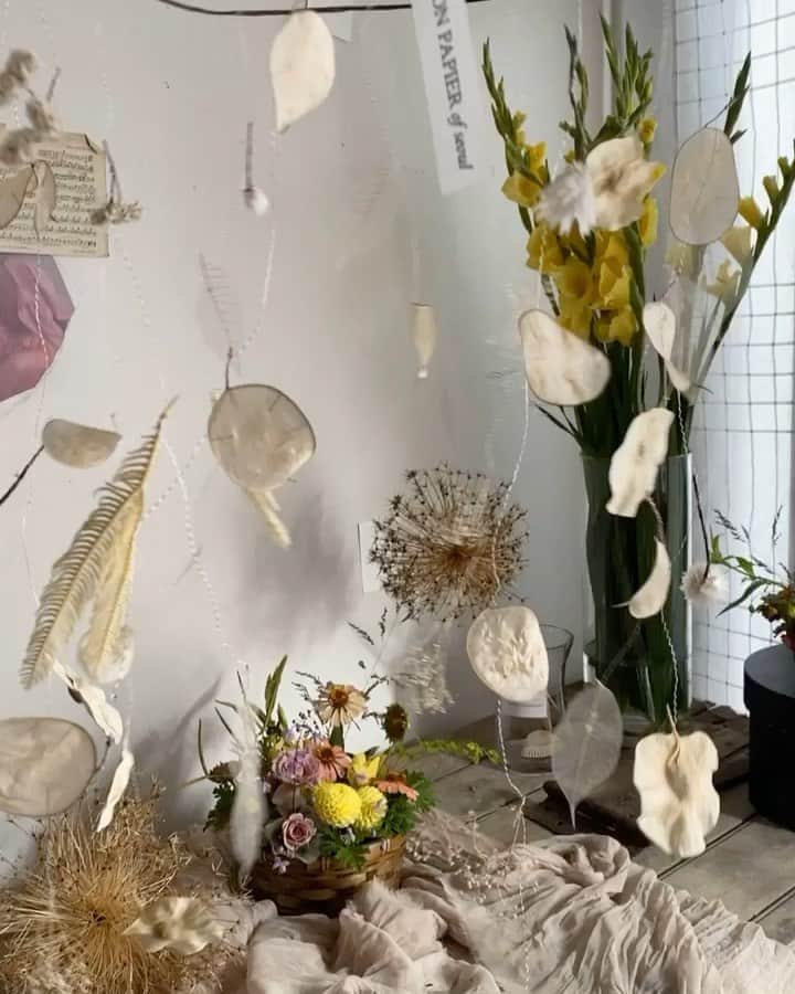 目見田早弥子のインスタグラム：「🥚 @marronpapier_jp で作ったall whiteのモビール。 babyがやって来たら 近くに飾ってあげたいな〜🥛」