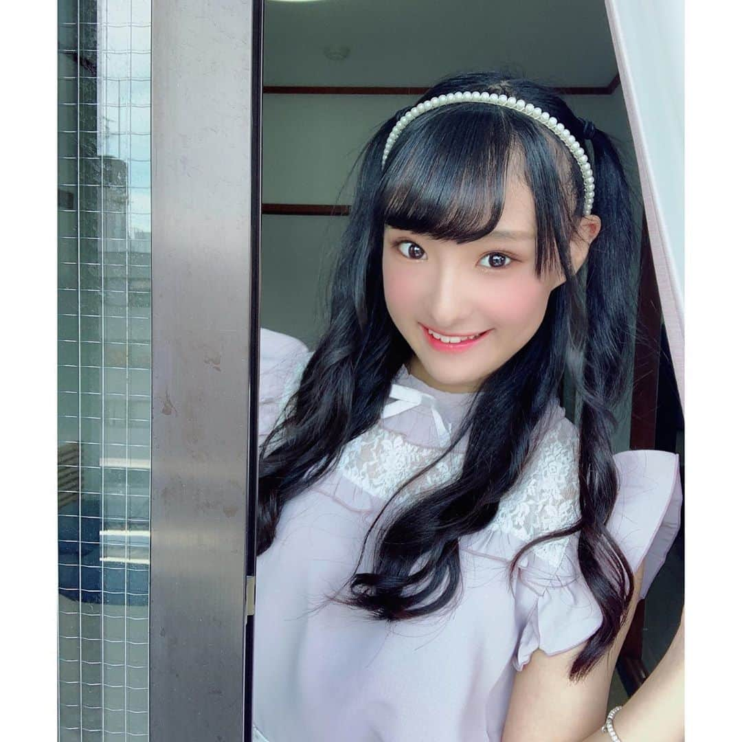 岡本怜奈さんのインスタグラム写真 - (岡本怜奈Instagram)「♡﻿ チームBIIの新曲｢ #Behappy ｣﻿ MVがNMB48の公式Youtubeに公開されてます‼️﻿ ﻿ こじりんさんが監督として、﻿ プロデュースしてくださって、れなのテーマは﻿ ｢鏡の前でコーディネートを楽しんでいる｣﻿ だったよ❣️﻿ ﻿ れなの好きなことをとり入れてもらえてすごく嬉しかったな👗💕﻿ ﻿ ﻿ 元気いっぱいな歌詞にすごくあっている可愛いい﻿ 振り付けはうーかさんが考えてくれました🥺💘﻿ ﻿ とっても素敵なMVになっているので、﻿ たくさん見てもらえたらうれしいです👀💓﻿ ♡﻿ ♡﻿ #岡本怜奈 #れなたん #nmb48 #fashion #コーデ﻿ #ブラックコーデ #ガーリーコーデ #鏡越し #鏡﻿ #mv #ハーフツイン #Instagood」8月23日 22時36分 - renatan1222