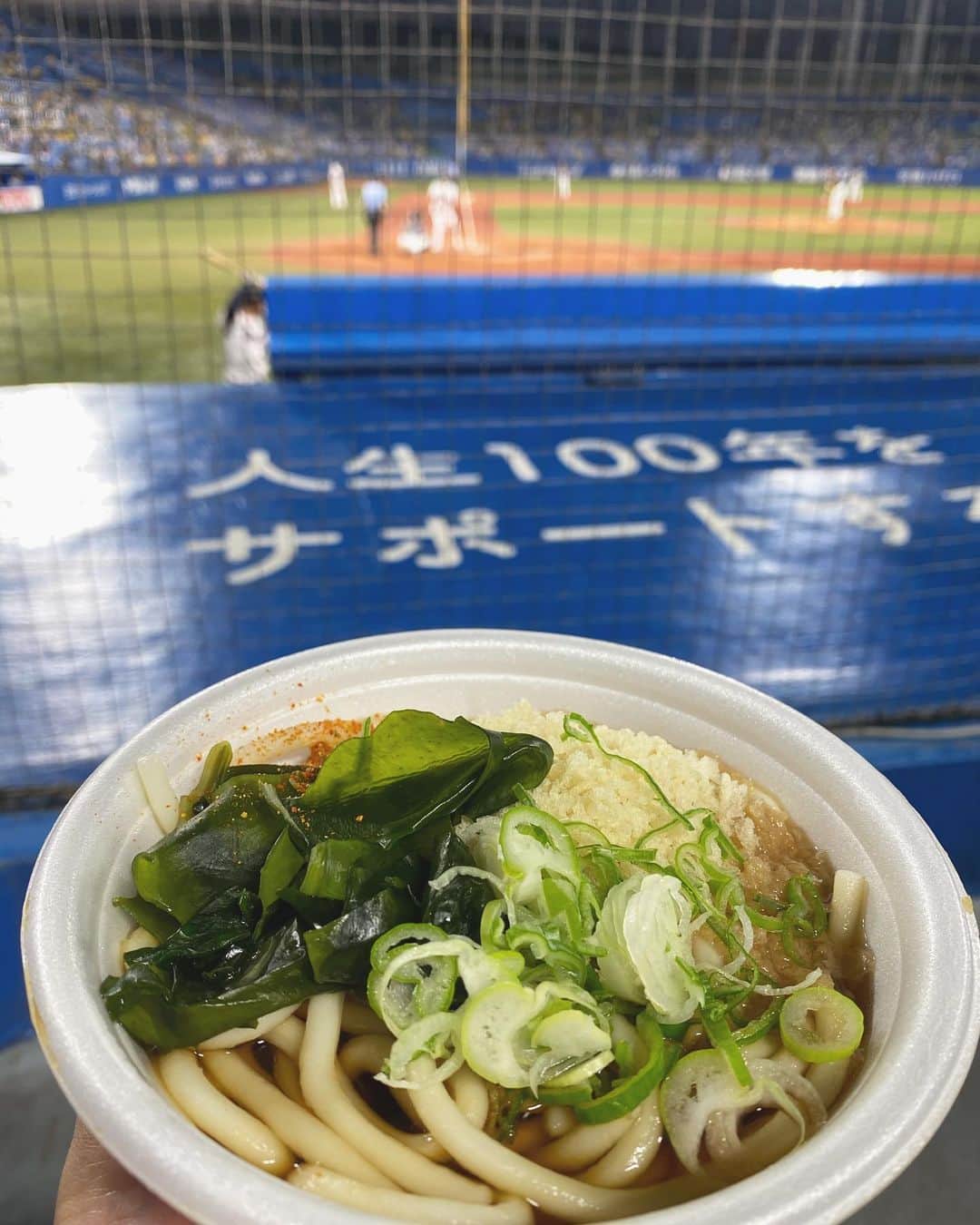 坂元美香さんのインスタグラム写真 - (坂元美香Instagram)「すわほー*\(^o^)/* . ①6連戦観戦最終日でした ②なんと今日は空中くるりんぱがなかった😦 ③雨降って少し涼しくなったから 水明亭の温かいうどんにしたら滝汗💦 やっぱりまだ早かった。 ④山田選手通算1000試合出場達成 おめでとうございます👏 ⑤最前列だと花火もネットで見えない🤷🏻‍♂️ ⑥今一番気になる人🧐ぼーあ。 ムチムチ感にきゅん💛 ⑦田代くんナイスラン！ ⑧ぐっちさんヒーローインタビュー . 来週の巨人戦もこの調子でいきましょう🥳 . 2020観戦 15戦目 #坂元野球観戦記録 . #神宮球場 #ヤクルトスワローズ #ヤクルト戦 #阪神タイガース #阪神戦 #ヤクルト戦 #プロ野球  #ソーシャルディスタンス #SONYAlpha7iii」8月23日 22時37分 - mika_saka