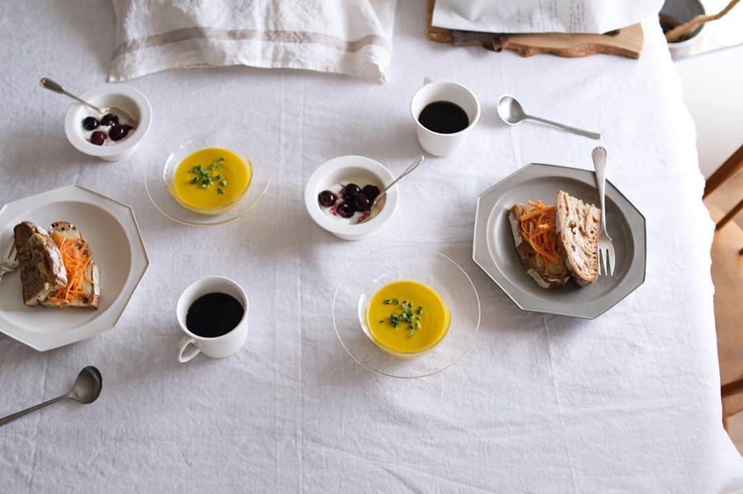 maggydaisyのインスタグラム：「_  大きな甘いカボチャを頂いたのでスープに。 美味しいー  カボチャ半分、あっという間に完食。  #breakfast #onthetable #濱岡健太郎 #石川隆児」