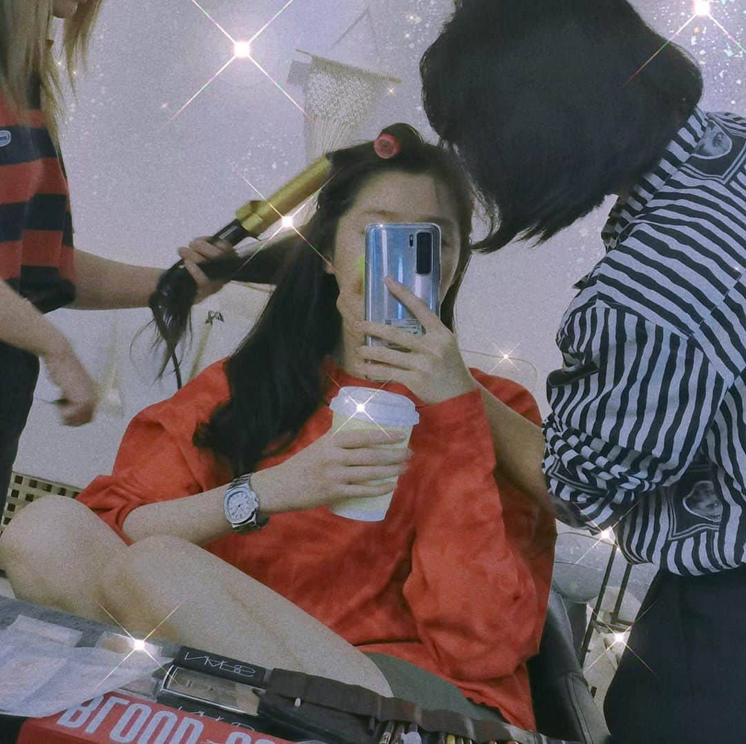 クアン・シャオトン（Guan Xiaotong）のインスタグラム：「bling～👻👻」