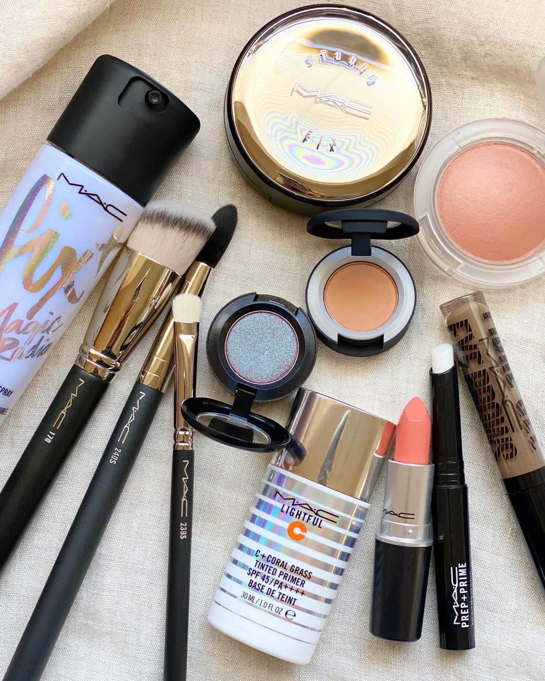 M∙A∙C Cosmetics Japanのインスタグラム：「2020年秋冬のトレンドメイクをご紹介✨1ルック目のテーマは「ヘルシー」 ㅤ 健康的なシェードカラーに偏光パールのアイシャドウを目尻にアクセサライズ💎 リップはメイク全体をフレッシュに整える透明感のあるコーラルカラーで💄 ㅤ 仕上がりのイメージはスワイプしてチェック👉 ㅤ 【使用製品】 EYES  ☑︎パウダー キス アイシャドウ／ワット クラウト! (使用ブラシ⇒# 240S ラージ テーパード ブレンディング ブラシ) ☑︎スモール アイシャドウ スターリー ナイト (使用ブラシ⇒# 239S アイ シェーディング ブラシ) BLUSH ☑︎グロー プレイ ブラッシュ／ソー ナチュラル (使用ブラシ⇒# 170 シンセティック ラウンド スラント ブラシ) LIPS ☑︎M∙A∙C プレップ プライム リップ ☑︎リップスティック／スシ キッス ㅤ 【全ルック共通使用製品】 ☑︎フィックス+ ラディアンス ☑︎ライトフル C+ ティンティッド プライマー SPF 45 (⇒使用ブラシ # 170 シンセティック ラウンド スラント ブラシ) ☑︎スタジオ フィックス コンプリート カバレッジ クッション コンパクト SPF 50 (⇒使用ブラシ # 170 シンセティック ラウンド スラント ブラシ) ☑︎アイブロウ ビッグ ブースト ファイバー ジェル ㅤ #MACCosmeticsJapan #MACCosmetics #MAC #MACコスメ #マックコスメ #コスメ #コスメレポ #化粧品 #デパコス #コスメ部 #コスメマニア #メイク好き#メイク道具#美容大好き#美容好き#メイクプロセス#トレンドメイク#秋メイク#秋冬メイク#メイクテク#アイメイク#アイシャドウ#グラデーション#一重メイク#スモールアイシャドウ#キラキラ#キラキラメイク#ツヤ肌#ツヤ肌メイク」