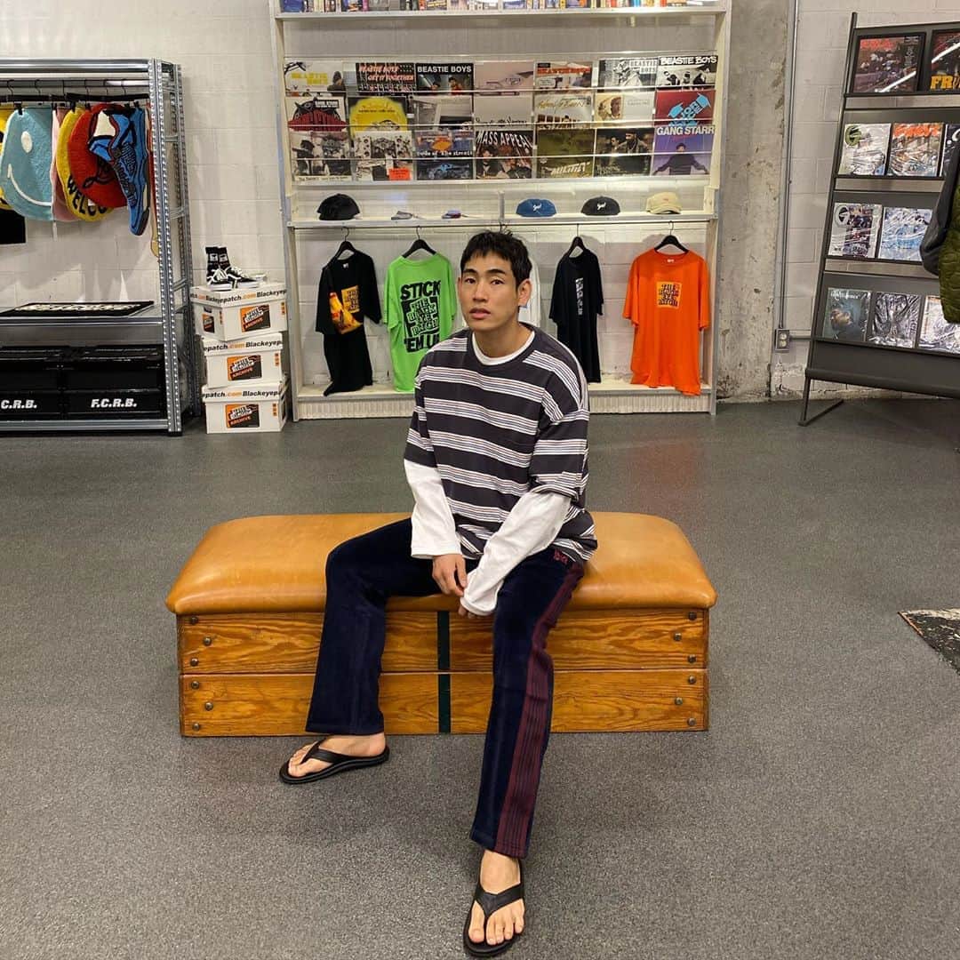イナチ のインスタグラム：「. 너무  핏이 좋네 진짜 인정 !! NEEDLES pants 없으면 무조건 구매각 겨울엔 무조건  Now at velvetrunk  Pants:#NEEDLES」