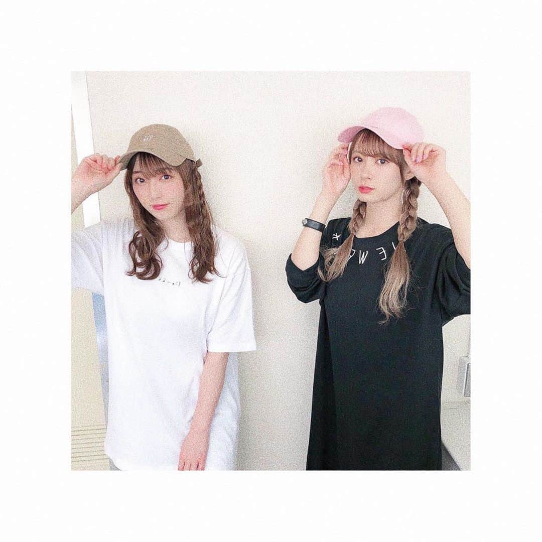 高橋愛さんのインスタグラム写真 - (高橋愛Instagram)「可愛い2人💗💗💗 ㅤㅤㅤㅤㅤㅤㅤㅤㅤㅤㅤㅤㅤ ㅤㅤㅤㅤㅤㅤㅤㅤㅤㅤㅤㅤㅤ thank u @erina_ikuta.official & @mizuki_fukumura.official 🥺🙏🏻💗 ㅤㅤㅤㅤㅤㅤㅤㅤㅤㅤㅤㅤㅤ  #Repost @erina_ikuta.official ・・・ ♥NEWERA高橋愛さんコラボ♥﻿ ﻿ こんな双子コーデもできますよ♥﻿ ﻿ たまたまみずきも着てたんだー！！！！﻿ すごいよね！笑笑﻿ ﻿ こういう合わせ方もいいと思います♥﻿ ﻿ みずきのボトムはダメージズボンでしたよー！！﻿ めちゃくちゃカジュアルファッションー！！﻿ ﻿ えりはTシャツワンピースなので﻿ すとんと1枚で♥楽ちんに着れますね！！！﻿ ﻿ キャップは色違い！！﻿ 後ろがスナップボタンになっております！！﻿ ﻿ えりはちなみにピンクにしました♥﻿ ﻿ #morningmusume20 #モーニング娘20﻿ #helloproject  #顔面国宝﻿ #えりぽんかわいい #アイドル﻿ 存在が #インスタ映え #かわいい﻿ #Love #beauty﻿ #followme #makeup﻿ #Instagram #instagood﻿ #메이크업 #얼스타그램﻿ #ig_Japan #팔로미﻿ #フォロー歓迎 #ootd﻿ #NEWERA #高橋愛 さん﻿ #生田衣梨奈  #coordinate﻿ #いいね #おすすめ﻿ #IDOL #골프﻿」8月23日 14時08分 - i_am_takahashi