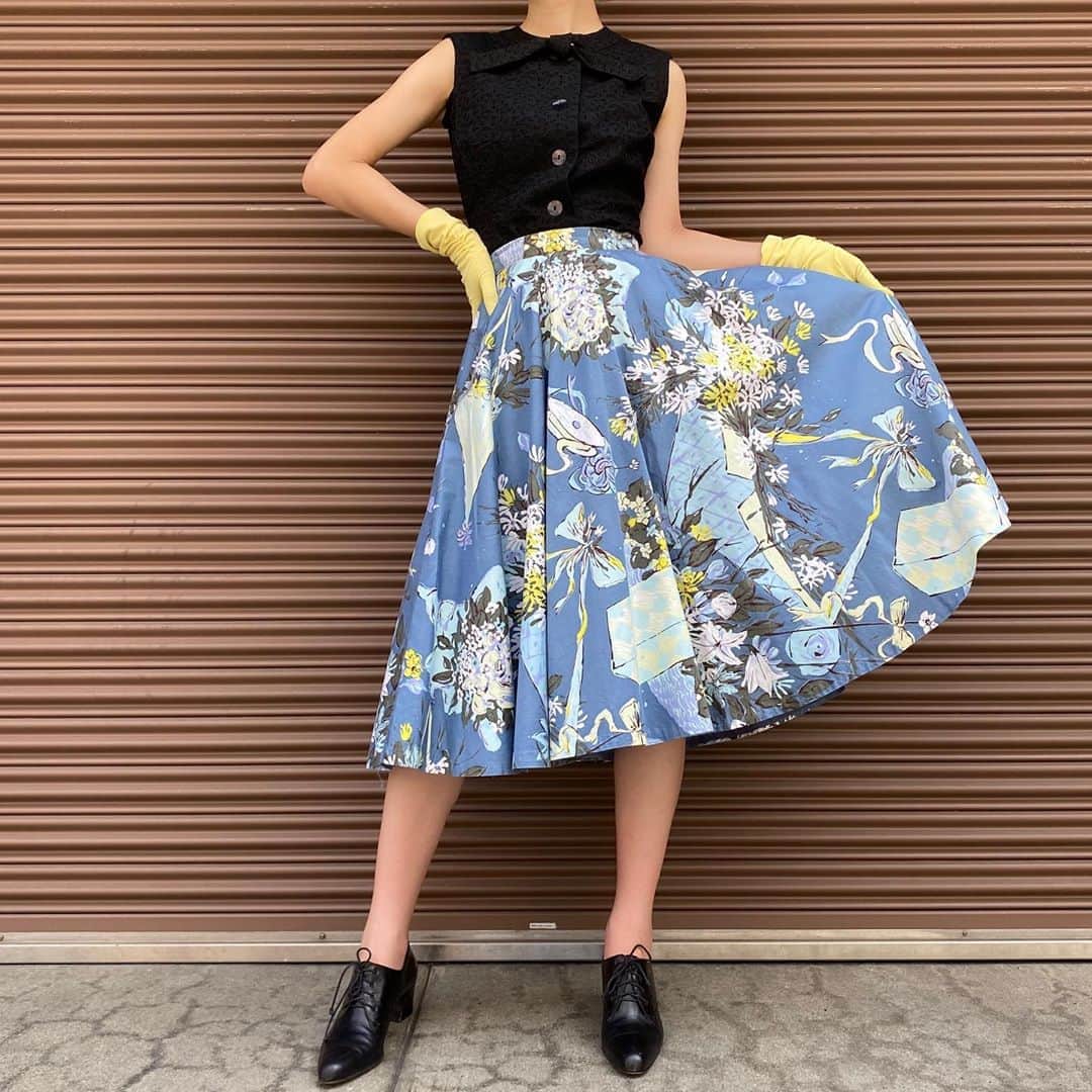 NUTTY Vintage&Collectibleのインスタグラム：「🌹NEW ARRIVAL🌹  ☑︎vtg 50's-60's black design sleeveless tops  先日入荷したブラックトップスがオンラインにも！入荷致しました☕️ ㅤㅤㅤㅤㅤㅤㅤㅤㅤㅤㅤㅤㅤ VINTAGEラバーなら ひとつは持っていたいクラシックなブラック👠 ㅤㅤㅤㅤㅤㅤㅤㅤㅤㅤㅤㅤㅤ ぜひ、オンラインストアにてご覧くださいませ。 ㅤㅤㅤㅤㅤㅤㅤㅤㅤㅤㅤㅤㅤ ------------------------------------ 🛍NUTTY通販について🛍 ------------------------------------- ＜ONLINE STORE＞ VINTAGE▶︎http://nutty.theshop.jp/ USED SELECT▶︎https://nuttyselect.official.ec/ （プロフィールページURLよりjump🕊） ㅤㅤㅤㅤㅤㅤㅤㅤㅤㅤㅤㅤㅤ ＜VIDEO CHAT SHOPPING＞ テレビ電話をお繋ぎして、リアルタイムでご案内いたします。詳細は過去の投稿をご覧ください。」