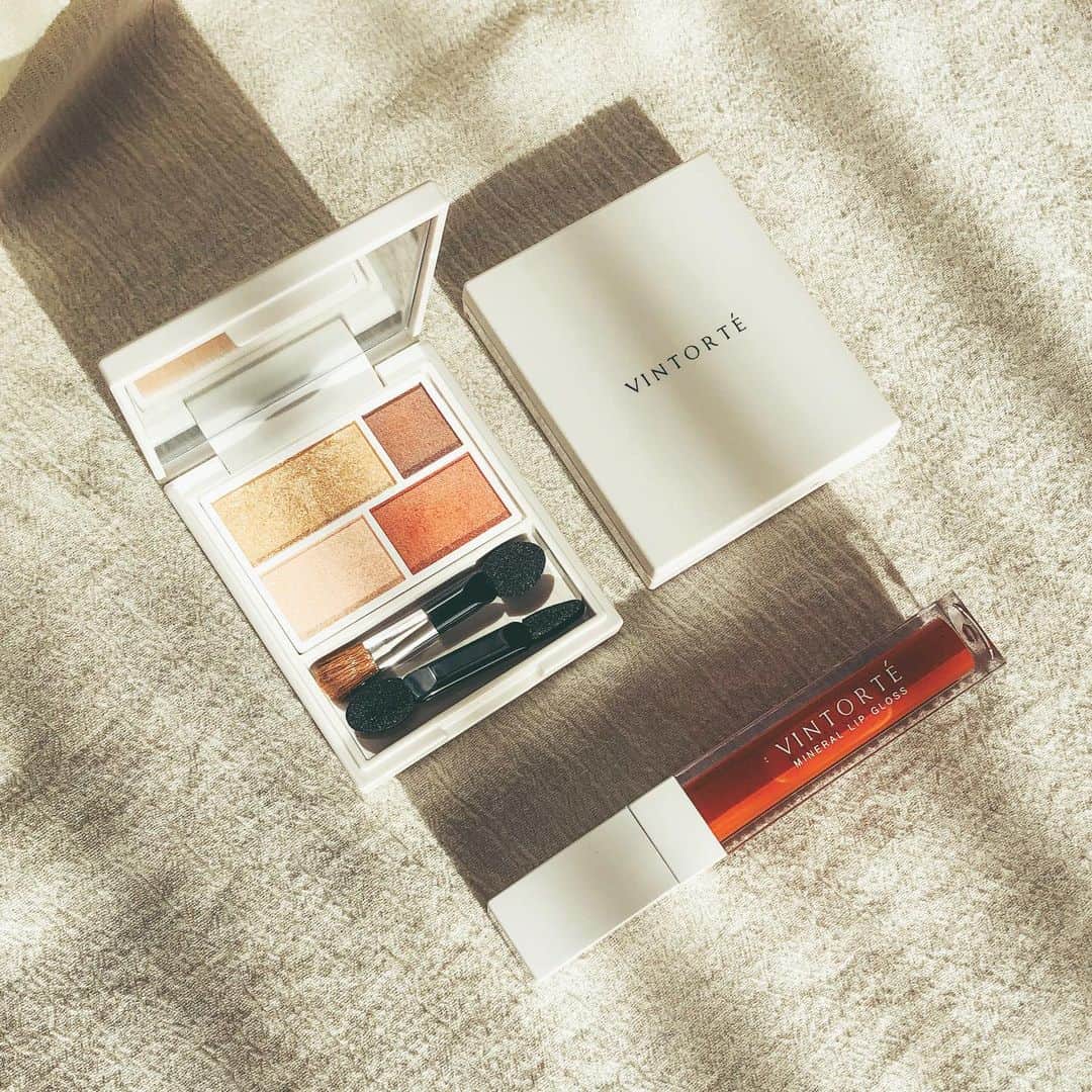 のインスタグラム：「まだまだ真夏やけど、早くも秋メイク用のシャドウとグロス手に入れた🍂 ・ ・ ・ vintorteの商品はどれもクレンジング不要で石鹸で落ちる肌に優しい無添加処方やからつけてて罪悪感がないところが嬉しい🥚  マスクする日々やから今まで以上に目元のメイクにこだわりたくて、シャドウの色味集めるの楽しんでる👀 この色もお気に入り🎨  秋のメイクするの楽しみ🌾 ・ ・ ・ #vintorte#ヴァントルテ#ミネラルシルクアイズパレット#ミネラルリップグロス#makeup#make」