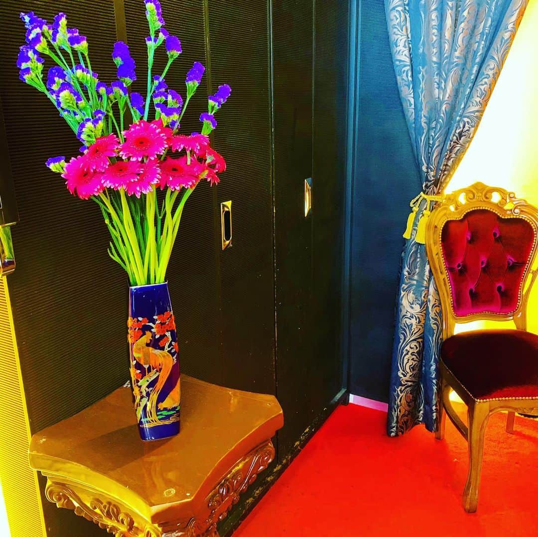 Luxumさんのインスタグラム写真 - (LuxumInstagram)「弊店らしい切花と花瓶です。  #ordersuit #order #suit #mensfashion #mensclothing #menswear #mensstyle #OSAKA #gurkha #ここでしか作れない #オーダースーツ #スーツ #オーダースーツ大阪 #メンズファッション #大阪  #心斎橋 #南船場 #luxum #sembal4 #お洒落さんと繋がりたい #派手 #結婚式#成人式 #フィジーク #お笑い芸人 #芸人 #カジュアルスーツ #ウェディング #カラフル」8月23日 14時10分 - order_suit_luxum