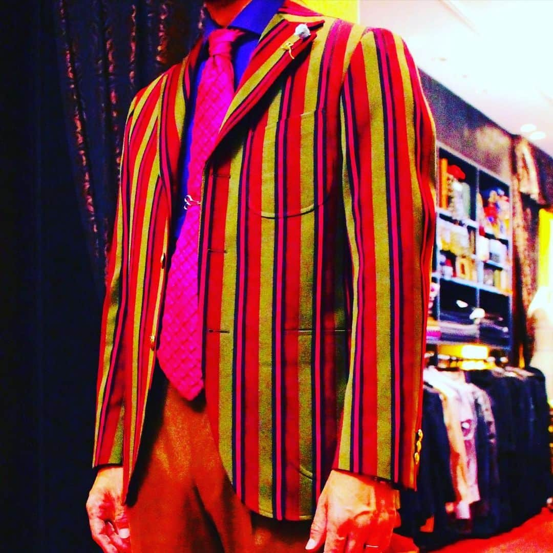 Luxumさんのインスタグラム写真 - (LuxumInstagram)「弊店らしい切花と花瓶です。  #ordersuit #order #suit #mensfashion #mensclothing #menswear #mensstyle #OSAKA #gurkha #ここでしか作れない #オーダースーツ #スーツ #オーダースーツ大阪 #メンズファッション #大阪  #心斎橋 #南船場 #luxum #sembal4 #お洒落さんと繋がりたい #派手 #結婚式#成人式 #フィジーク #お笑い芸人 #芸人 #カジュアルスーツ #ウェディング #カラフル」8月23日 14時10分 - order_suit_luxum