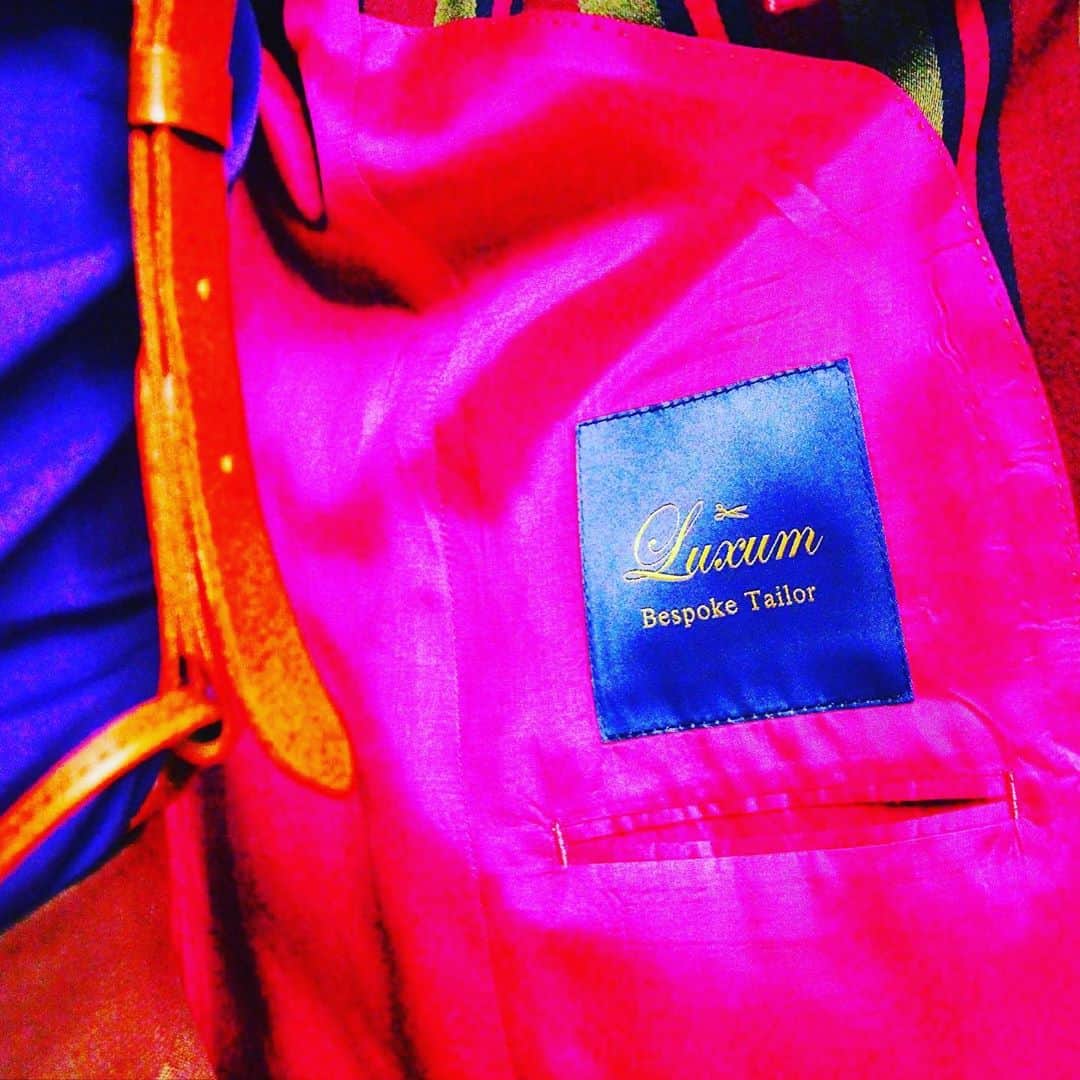 Luxumさんのインスタグラム写真 - (LuxumInstagram)「弊店らしい切花と花瓶です。  #ordersuit #order #suit #mensfashion #mensclothing #menswear #mensstyle #OSAKA #gurkha #ここでしか作れない #オーダースーツ #スーツ #オーダースーツ大阪 #メンズファッション #大阪  #心斎橋 #南船場 #luxum #sembal4 #お洒落さんと繋がりたい #派手 #結婚式#成人式 #フィジーク #お笑い芸人 #芸人 #カジュアルスーツ #ウェディング #カラフル」8月23日 14時10分 - order_suit_luxum