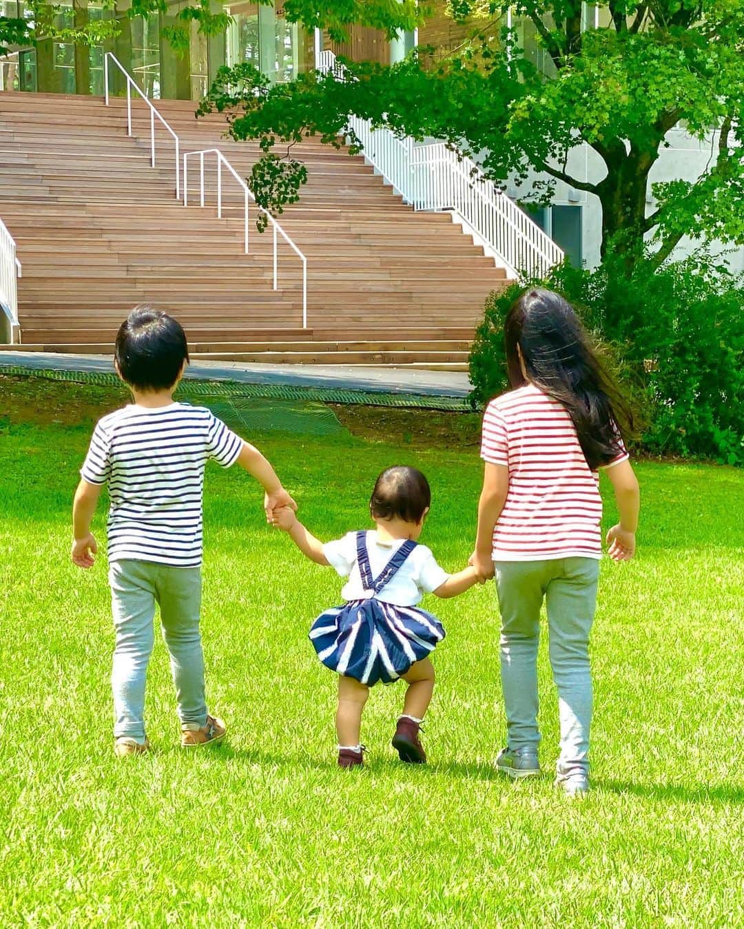涼紫央さんのインスタグラム写真 - (涼紫央Instagram)「靴を履くと 歩くのをやめてハイハイしてたんだけど 今日は靴で歩くのを楽しんでくれました♡  『たからもの』  #6歳 #3歳 #生後403日 #1歳1ヶ月  #3姉弟」8月23日 14時31分 - toitoitoi