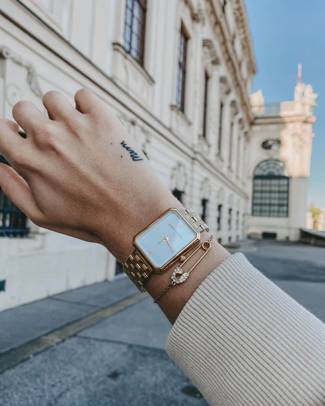 Kapten & Sonさんのインスタグラム写真 - (Kapten & SonInstagram)「'Busy doing sunday.' 💫 Our beautiful watch Grace Gold "Steel" combined by @christinabiluca 💙 #bekapten #kaptenandson⁠ .⁠ .⁠ .⁠ #city #morning #walks #sunday #sundaymood #munich #sunlight #summer」8月23日 14時30分 - kaptenandson