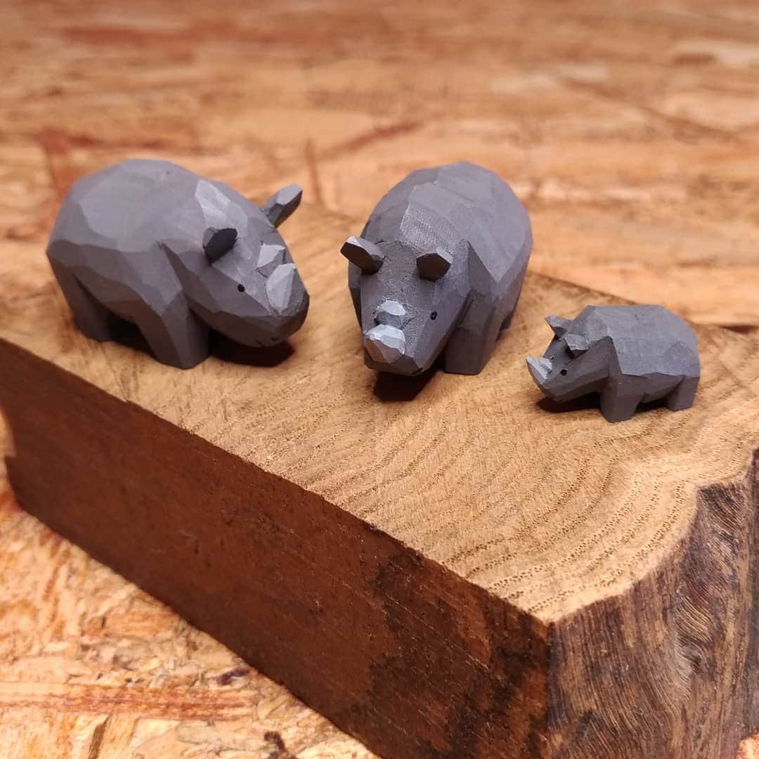 Seiji Kawasakiさんのインスタグラム写真 - (Seiji KawasakiInstagram)「サイの木彫りを彫りました。シロサイです。 シロサイは地面に生えている草を食べるので口の幅が広くなっています。 #woodcarving #rhino #whiterhino  #木彫り #アート #彫刻」8月23日 14時33分 - seiji_kawasaki