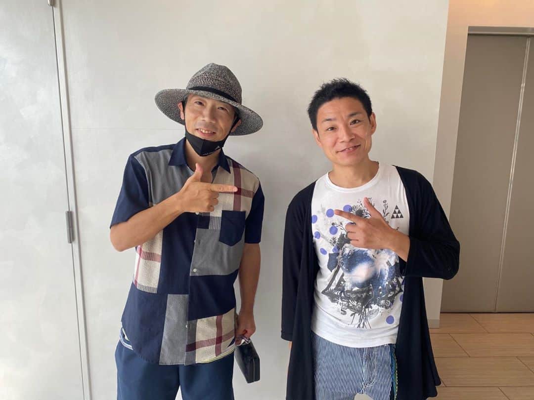 火口秀幸のインスタグラム：「エビケン　と久々の再会 元気そうで　何より😊  #アメリカンゴッドタレント #蛯名健一　#優勝 #吉本坂46 #RED  #HideboH」
