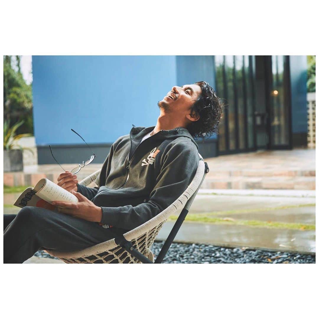 のインスタグラム：「Sunday mood﻿ ﻿ ﻿ なんだか今日は、﻿ ﻿ 涼しくて、空もどんより☁️﻿ ﻿ ﻿ 波も無いしこんな日曜日は、﻿ こんな感じでプゥーと読書やのんびりしたいけど﻿ ﻿ ﻿ 本日朝からベランダで、脳みそフル回転﻿ してましたぁー🧠💨﻿ ﻿ ﻿ ﻿ 一息ついて、午後も楽しもう‼️﻿ ﻿ 皆さんも良い休日を😊﻿ ﻿ #beyondthestyle #offthecity #joixcorporation #psycobunny #golf #surf #camp #happy #smile #mensfashion #model #beachtree #beautyadvisor ﻿ #秋冬ファッション #秋冬コーデ #サイコバニー #ゴルフ #サーフィン #グランピング #千倉ベースキャンプ #大人カジュアルコーデ #ジョイックスコーポレーション #モデル #男性美容家 #ビーチツリー #幸太を探せ﻿ #スウェットコーデ  #シャツコーデ」