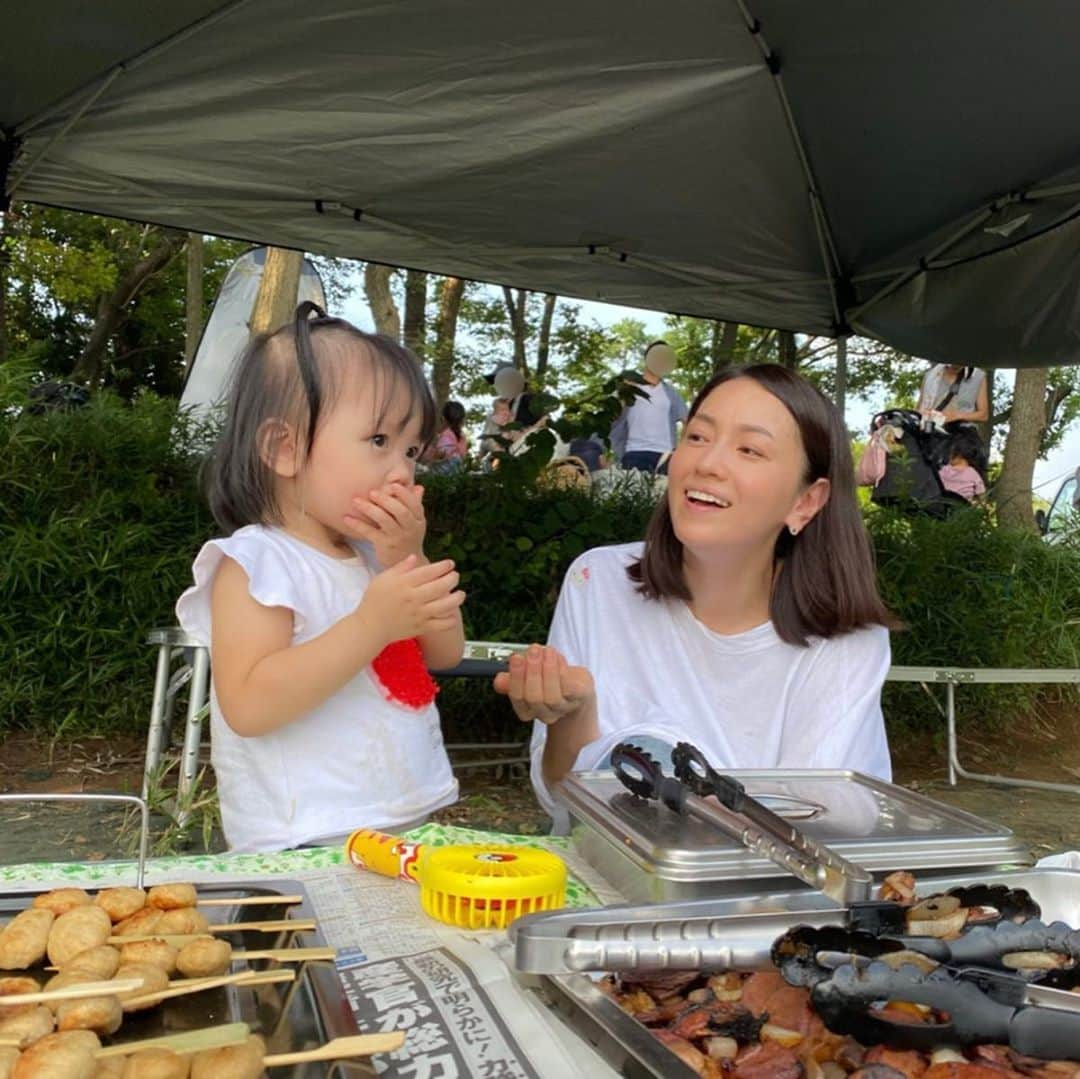 岡田薫のインスタグラム：「夏休みの思い出。﻿ お料理したり、﻿ 秘密基地を作ったり、﻿ ﻿竹を切って流しそうめんをしたり、﻿ 楽しいことだらけの日😊 ﻿ #夏休み#夏休みの思い出#ママ友達#プレスクール#子育て#二人育児#女の子ママ#娘と一緒#1歳#4歳と1歳#姉妹#姉妹ママ#ママリ#ママライフ#ワーママ#赤ちゃん#赤ちゃんのいる生活#ママと娘#子どもと遊ぶ #自然体験#momlife#babygirl#happymom#lovemyfamily#岡田薫」