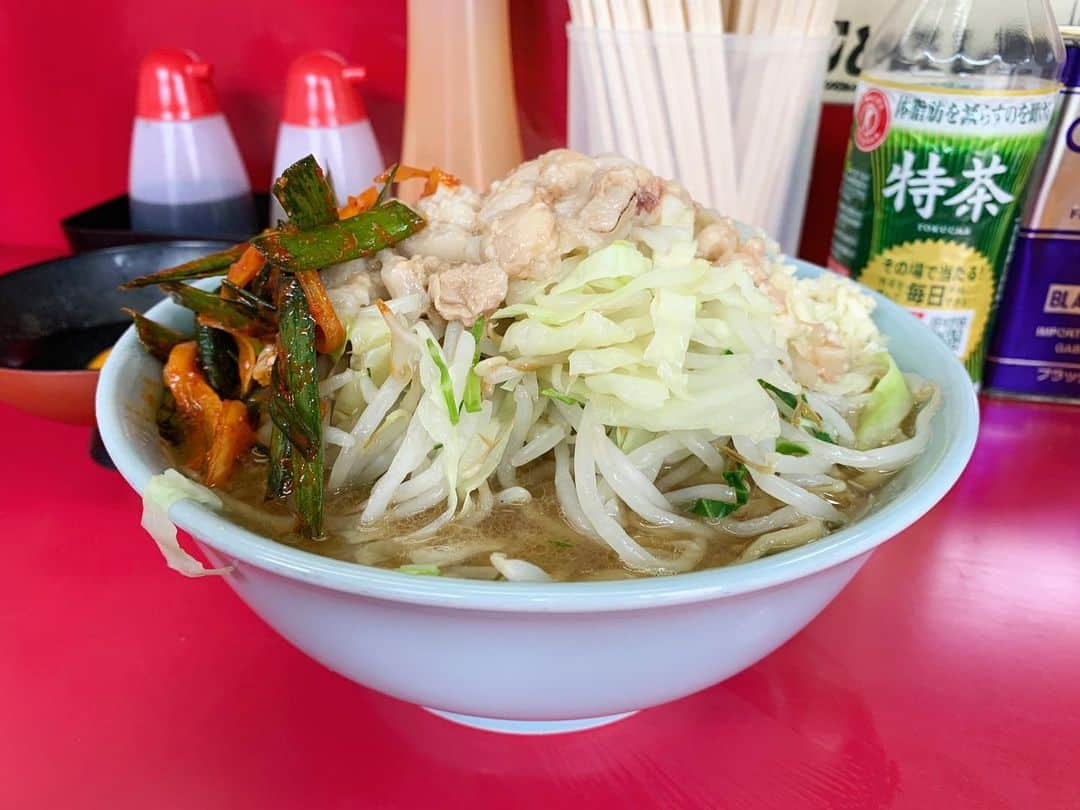 SUSURUさんのインスタグラム写真 - (SUSURUInstagram)「ラーメン二郎 中山駅前店 小ラーメンニンニクアブラ、生卵、ピリ辛ニラだれ 久しぶりの中山駅前店🎉 13:30くらいの到着で20人以上の行列でしたが、回転は早く14時過ぎには入店できました。 微乳化スープは醤油と旨味がビシッと効きつつもしょっぱすぎる事はなく、バランス良くまとまっていて超〜美味しい😍 キャベツ多めの野菜はザクザク食感でフレッシュな美味しさ。 味染みしっかりしつつ程よい柔らかさの豚もナイスです🐷 麺は平打ちで表面なめらか。微乳化スープとよく絡み、風味もいい感じで食べ応えも抜群！ 生卵やニラだれでの味変も挟んでラストまで美味しくいただきました🍥 中山二郎、ウマすぎるっ‥！ #sustru_tv  #ラーメン二郎中山駅前店 #中山二郎 #中山 #神奈川 #超うまい  #ラーメン #らーめん #ramen #ラーメン部 #ramennoodles #毎日ラーメン生活 #麺スタグラム #japaneseramen #japanramen #foodstagram #foodie #noodles #instanoodle #instaramen #instafood #susururecommended #二郎 #ラーメン二郎 #神奈川ラーメン」8月23日 14時43分 - susuru_tv