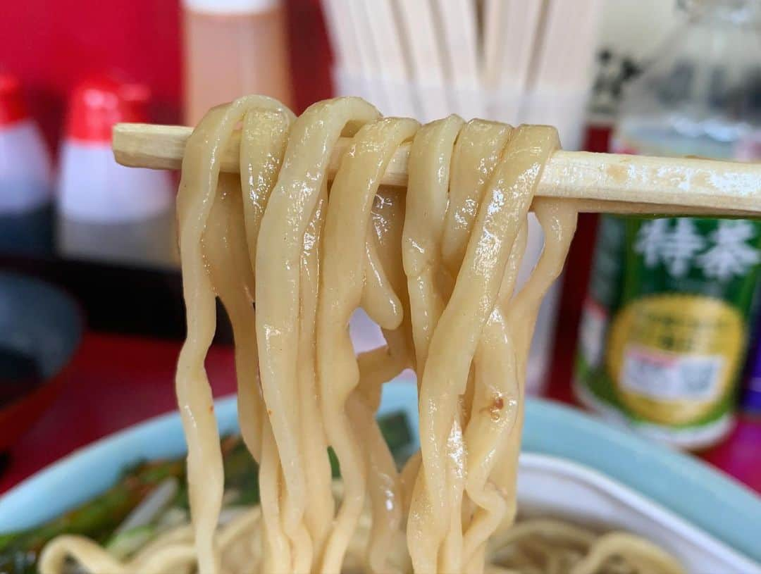 SUSURUさんのインスタグラム写真 - (SUSURUInstagram)「ラーメン二郎 中山駅前店 小ラーメンニンニクアブラ、生卵、ピリ辛ニラだれ 久しぶりの中山駅前店🎉 13:30くらいの到着で20人以上の行列でしたが、回転は早く14時過ぎには入店できました。 微乳化スープは醤油と旨味がビシッと効きつつもしょっぱすぎる事はなく、バランス良くまとまっていて超〜美味しい😍 キャベツ多めの野菜はザクザク食感でフレッシュな美味しさ。 味染みしっかりしつつ程よい柔らかさの豚もナイスです🐷 麺は平打ちで表面なめらか。微乳化スープとよく絡み、風味もいい感じで食べ応えも抜群！ 生卵やニラだれでの味変も挟んでラストまで美味しくいただきました🍥 中山二郎、ウマすぎるっ‥！ #sustru_tv  #ラーメン二郎中山駅前店 #中山二郎 #中山 #神奈川 #超うまい  #ラーメン #らーめん #ramen #ラーメン部 #ramennoodles #毎日ラーメン生活 #麺スタグラム #japaneseramen #japanramen #foodstagram #foodie #noodles #instanoodle #instaramen #instafood #susururecommended #二郎 #ラーメン二郎 #神奈川ラーメン」8月23日 14時43分 - susuru_tv