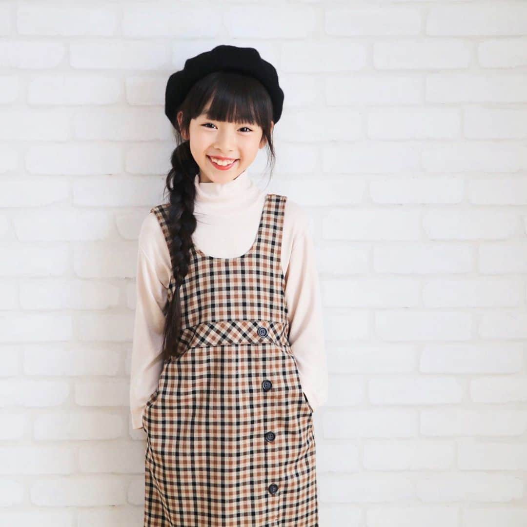 Akiのインスタグラム：「8/23 ・ あっという間に8月も後半🌻 ・ まだまだ暑いけど お洋服は秋物がチラホラ🍂 ・ ・ 皆さんご存知の通り← 母ちゃんは 秋生まれのアキなので ・ 秋が大好き☺️♡ ・ #11月生まれは秋ですか冬ですか #32年間悩んでいます ・ ・ そんなこんなで← @gu_for_all_ の秋服が届きました👗 ・ 最近の娘 【お嬢様】というワードに敏感で 言われたがり&欲しがりなので ・ ジャンパースカートで お嬢様仕様に😌 ・ ・ インナーを変えれば 今の時期も着れちゃうよね☺️👌 ・ ・ それにしてもGUさん ・ 相変わらずお値段良心的なのに 最近すごく生地が良くて脱帽🥺👏 ・ ・ ・ ・ #gu_for_all#GUstyle#gupr#gukids#ガールズチェックスタイル#チェックジャンパースカート」