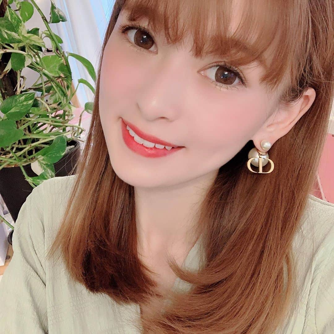 町田亜里香のインスタグラム：「やっぱりやっぱり 買ってよかった♡かわいい😩 . . #diorピアス #dior #ピアス」