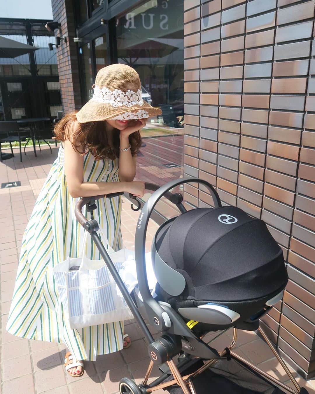 Mai Wakimizuのインスタグラム：「今日は、お出掛け直前のオムツ替えでおしっこをかけられて大慌て！笑 いつかされるとは思っていたけどついに。笑 男の子あるあるですね♡無事出発出来ました♡ #wakkinstyle#ootd#coordinate#ママコーデ dress:#linkable @linkable_official  bag:#rosymonster shoes:#hermes hat:#modiste」