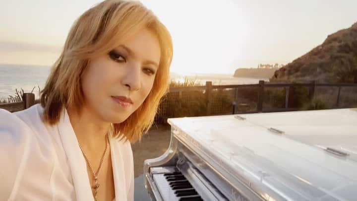のインスタグラム：「今ロス、この後日本時間の19時ぐらいから #24時間テレビ に出演する。観てね！ I'm in LA, I'm about to appear on NTV. I'll be performing #ForeverLove. Please watch the TV show!  #yoshiki  https://www.ntv.co.jp/24h/articles/60k25fq10603ratbe2.html」