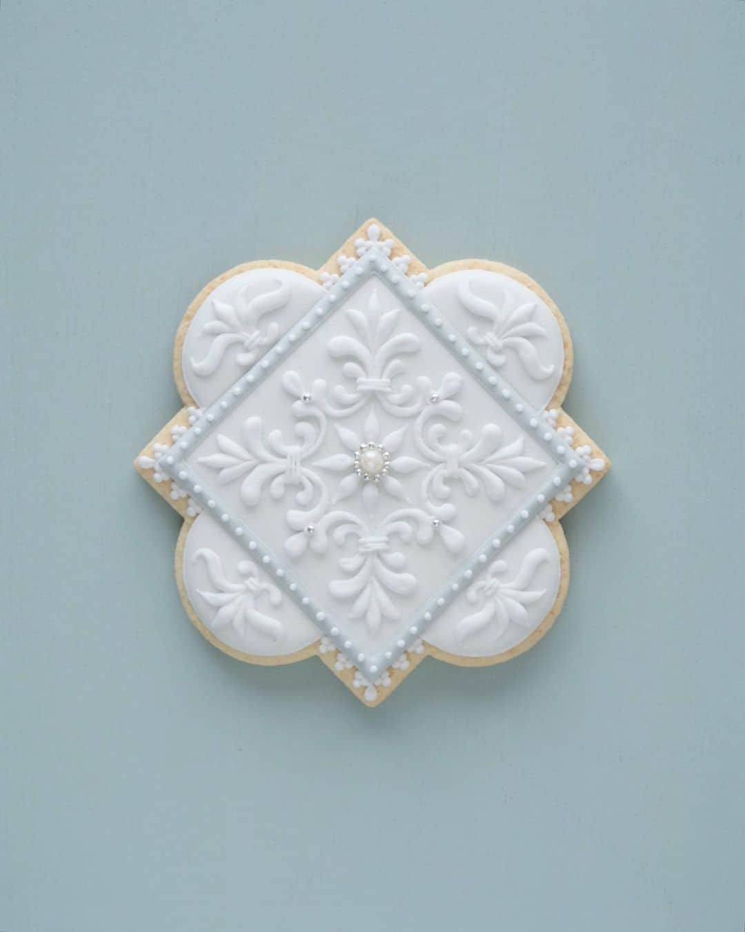 のインスタグラム：「White ceramic tile cookie 🦢﻿ ﻿ 白の濃淡の研究。﻿。 ﻿ #artofkunika」