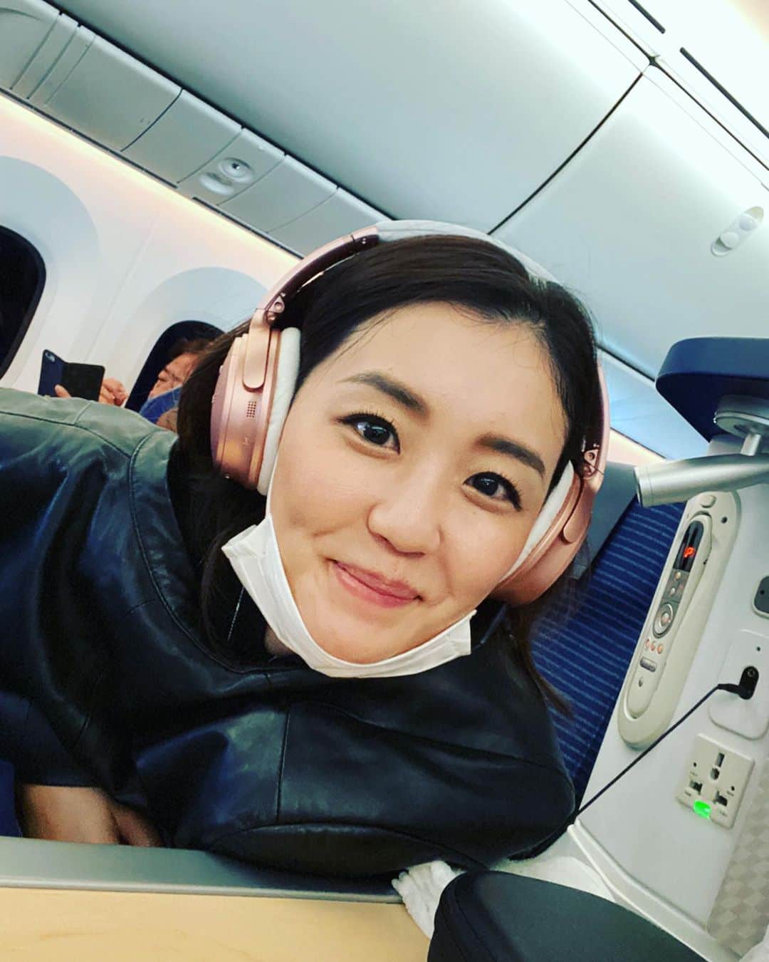 佐藤仁美のインスタグラム：「✈️ 海外旅行の機内スタイル。 まるでおサルさん🙈  むおーん 飛行機が恋しい♡  2月にフィリピンから帰国して以来ずっと自粛してます🤓🤓🤓  来年の今頃には、海外行けるようになってたらいいなー。 あまり期待せずにゆるくその時を待ちたいと思います。笑  #機内スタイル #bose #ana #staralliance」