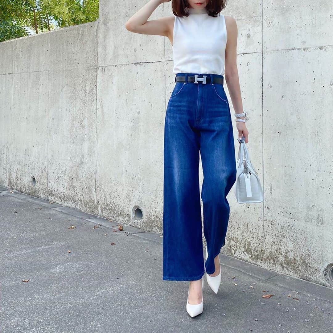 sayoko87のインスタグラム：「‪‪❤︎‬﻿ ﻿ tops＆denim @sheller_official﻿ shoes @zara #zara﻿ bag @ysl #yvessaintlaurent﻿ ﻿ この間発売したシェリエのワイドデニム👖✨﻿ White合わせの大人カジュアルコーデ🤍﻿ 最近暑くて写真撮れなかったので﻿ 頑張ってみたけど……数分でギブアップ😂﻿ 毎日ほんとに暑いですね☀️💦﻿ ﻿ ﻿ ﻿ ﻿ #shéller #sheller20ss #sheller﻿ #outfitoftheday#yvessaintlaurentbag﻿ #fashion#cordinate#code#ootd﻿ #ootdfashion#outfit#today#大人コーデ﻿ #ファッション#コーディネート#さよコ﻿ #プチプラ#instafashion#大人カジュアル﻿ #코디 #패션 #데님 #성인미술#ママコーディネイト」