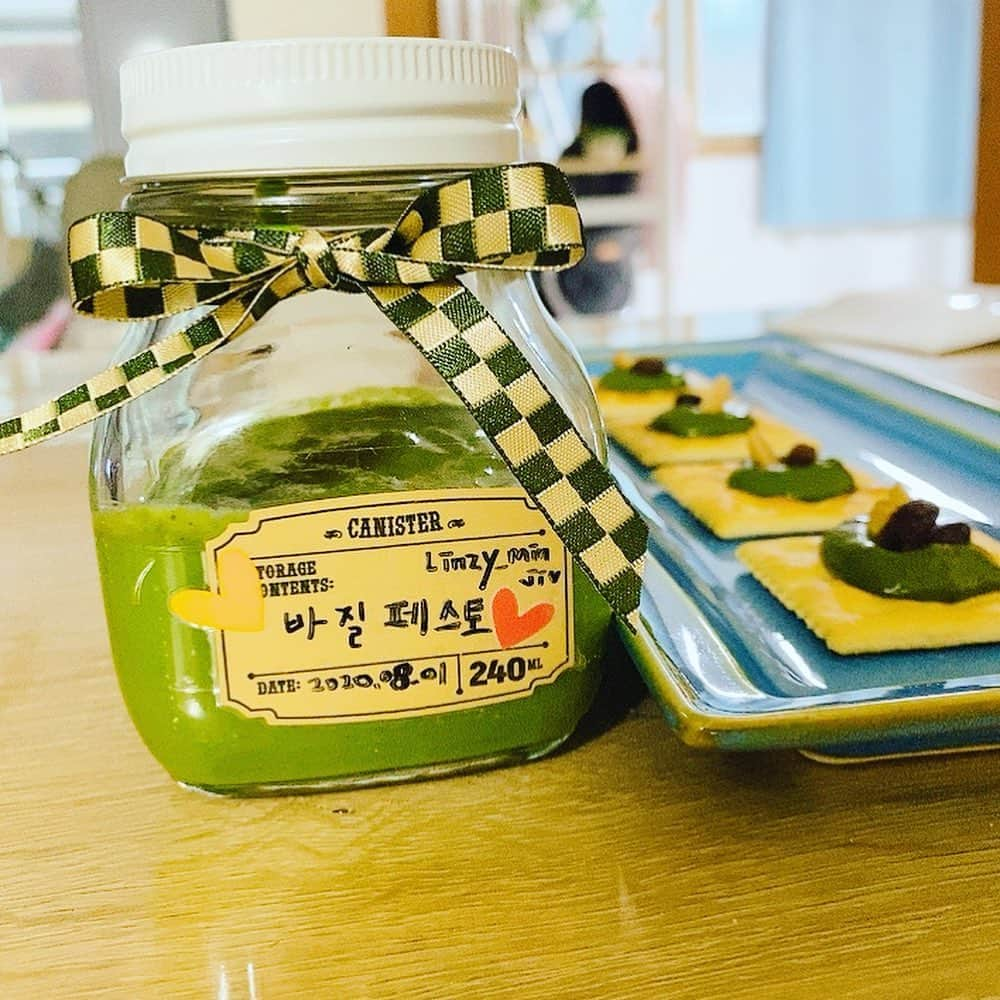 リンジさんのインスタグラム写真 - (リンジInstagram)「🌱집에만 있어야 하는 요즘🌿 #당분간집에서만 #답답 하지만, #슬기로운집콕생활 #바질페스토#바질#basilpesto#basil#cooking#herb #식물키우기#허브키우기#greenlife #madebyme 🙋🏻‍♀️#린쉐프 ‍ #모두#아프지말고건강하게」8月23日 15時08分 - linzy_minji