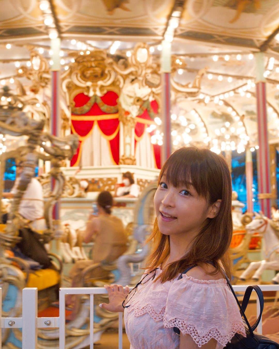 くぼたみかのインスタグラム：「生まれてからずっとたくさんの思い出をくれたとしまえん、ありがとう❣️🙏 幼稚園の遠足もここだった(らしい)👶 大人なしで自分たちだけでとしまえんに初めて行った時はなんだか大人になった気分で嬉しかったなあ🥺 絆を深めてくれる場所でした❤️ すごくレトロな乗り物もあったり、お化け屋敷の怖さがはんぱなかったり。 なくなっちゃうのは悲しいけど、最後家族と行けてさよならできてよかったです😭 ありがとうとしまえん(TωT)  It’s hard to say good bye to the theme park that has been there for 94 years😭🎪 Thank you and you’re always gonna be a part of us❤️ #としまえん　#練馬人はみんな悲しんでいる」