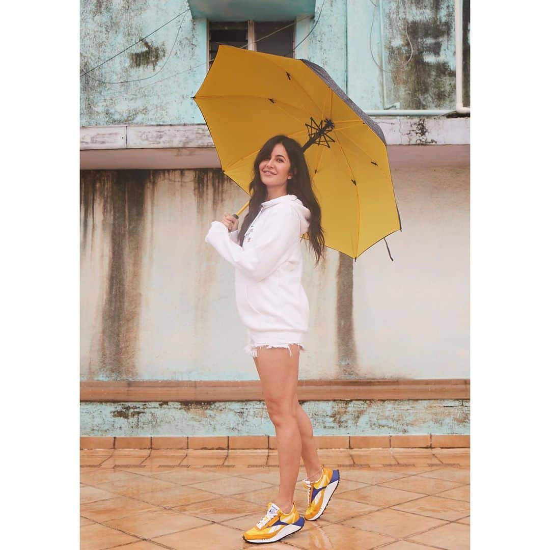 カトリーナ・カイフのインスタグラム：「When it rains ,   I share my umbrella.   If I have no umbrella,   I share the rain .☔️🙂.   - anonymous」