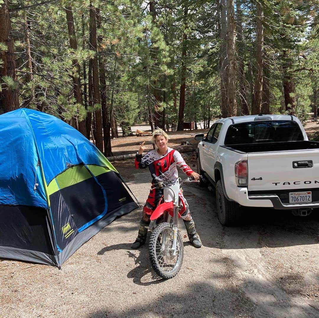 ジョーディン・バラットのインスタグラム：「my tacoma taking me where i always want to go! fun little mountain getaway testing out the new toys, im hooked!! 😝✊🏼」