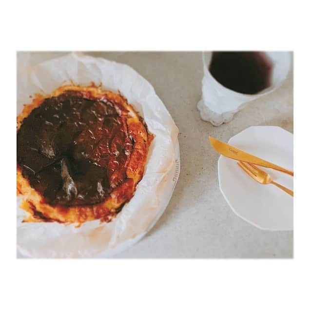 前田ゆかのインスタグラム：「また焼いてみました♪  昨日焼いて冷やして置いた バスクチーズケーキ。 米粉と少しおからパウダーで作っても 濃厚さは変わらず😌  おいしさの余韻✨  #バスクチーズケーキ  #手作り #gultenfree #グルテンフリー」