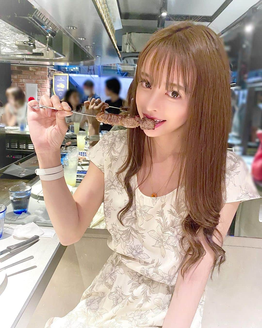 ririさんのインスタグラム写真 - (ririInstagram)「あたしの大好きな場所♡🐰♡ 神楽坂に　@cowmansteakclub が 8/22☆openしたよん⭐️ 先日レセプションパーティー🎉🥳に 参加させていただきましたぁ🤍🤍🤍  お肉にとってもこだわっているだけあり 美味しすぎてペロリだよ🐸‼️ 本当にスタミナ満点の ボリューミーなステーキ🥩だったょん🍽 かなり満腹🐷になったょ🙈💦 テイクアウトも出来るし 精肉店でもあるので美味しい お肉もGETできるょ💪😆‼️ テラス席もあって開放的な お店なのでぜひ皆さまいってみーてね❤️  #グルメ #カウマンステーキクラブ #神楽坂 #ステーキ」8月23日 15時19分 - riri.ribon