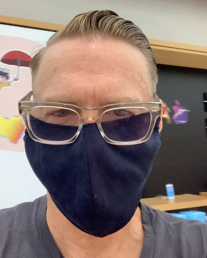 ブライアン・アダムスのインスタグラム：「Apple shop computer maintenance day. Can anyone make out what is being said behind me?」