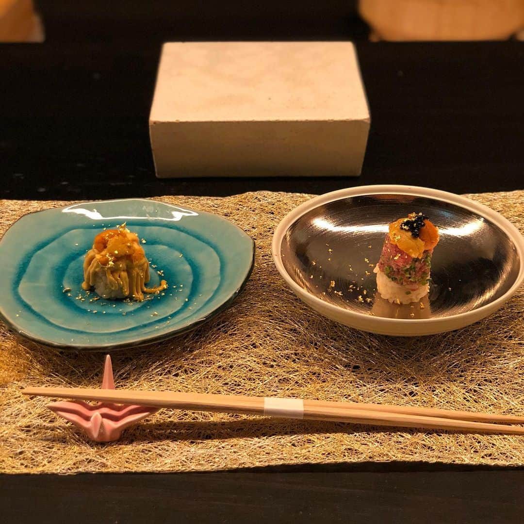 ききまるさんのインスタグラム写真 - (ききまるInstagram)「お寿司🍣💓 . . 六本木にある 【鮨&BAR 四】にお寿司を食べに行ったよ🙈✨ . . 新しいお店だから店内がとても綺麗で、バーでもあるからいろんなお酒が置いてあった😊 . 私はカウンターだったけど、 マル秘個室もあるみたい✨㊙️ . . お鮨本当に大好き！！ . . とっても美味しかったぁ🥳🥳 素敵なお店だったから 絶対また行く〜🙉🙉🙉 . . 【鮨&BAR 四】 東京都港区六本木3-13-14ゴトウビルディング3rd 3F . .  . #都内寿司#東京寿司#東京鮨#六本木鮨 #六本木グルメ #六本木バー #六本木ディナー #鮨好きな人と繋がりたい #寿司職人 #鮨四 #六本木ランチ  #寿司スタグラム #寿司好き #寿司屋 #港区グルメ #港区女子会 #港区ディナー #港区バー」8月23日 15時23分 - kikigram_97