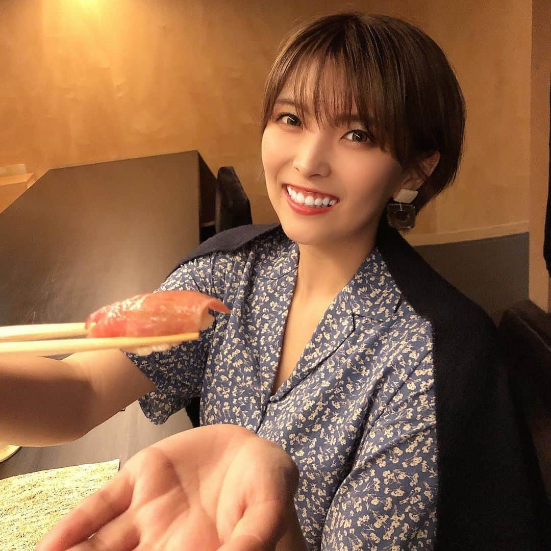 ききまるさんのインスタグラム写真 - (ききまるInstagram)「お寿司🍣💓 . . 六本木にある 【鮨&BAR 四】にお寿司を食べに行ったよ🙈✨ . . 新しいお店だから店内がとても綺麗で、バーでもあるからいろんなお酒が置いてあった😊 . 私はカウンターだったけど、 マル秘個室もあるみたい✨㊙️ . . お鮨本当に大好き！！ . . とっても美味しかったぁ🥳🥳 素敵なお店だったから 絶対また行く〜🙉🙉🙉 . . 【鮨&BAR 四】 東京都港区六本木3-13-14ゴトウビルディング3rd 3F . .  . #都内寿司#東京寿司#東京鮨#六本木鮨 #六本木グルメ #六本木バー #六本木ディナー #鮨好きな人と繋がりたい #寿司職人 #鮨四 #六本木ランチ  #寿司スタグラム #寿司好き #寿司屋 #港区グルメ #港区女子会 #港区ディナー #港区バー」8月23日 15時23分 - kikigram_97