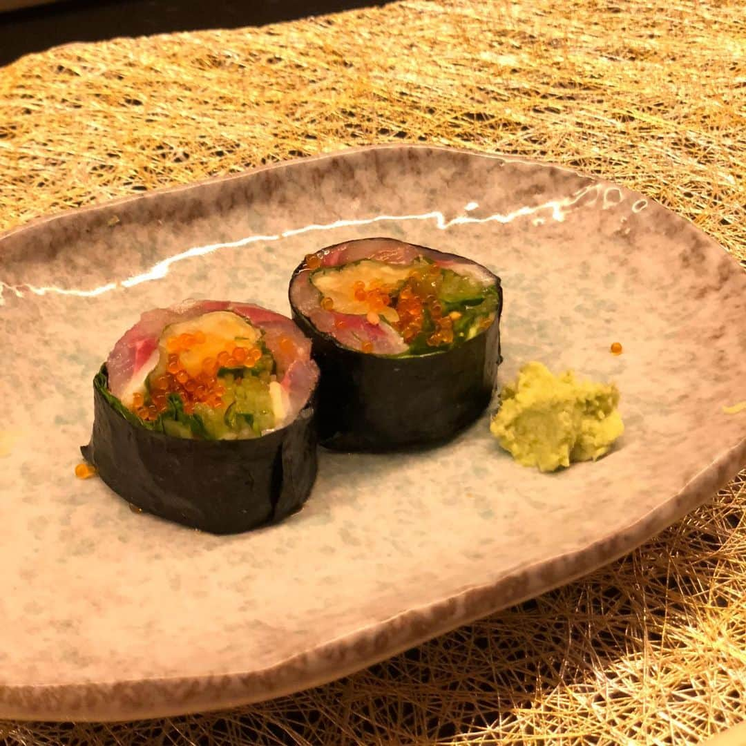 ききまるさんのインスタグラム写真 - (ききまるInstagram)「お寿司🍣💓 . . 六本木にある 【鮨&BAR 四】にお寿司を食べに行ったよ🙈✨ . . 新しいお店だから店内がとても綺麗で、バーでもあるからいろんなお酒が置いてあった😊 . 私はカウンターだったけど、 マル秘個室もあるみたい✨㊙️ . . お鮨本当に大好き！！ . . とっても美味しかったぁ🥳🥳 素敵なお店だったから 絶対また行く〜🙉🙉🙉 . . 【鮨&BAR 四】 東京都港区六本木3-13-14ゴトウビルディング3rd 3F . .  . #都内寿司#東京寿司#東京鮨#六本木鮨 #六本木グルメ #六本木バー #六本木ディナー #鮨好きな人と繋がりたい #寿司職人 #鮨四 #六本木ランチ  #寿司スタグラム #寿司好き #寿司屋 #港区グルメ #港区女子会 #港区ディナー #港区バー」8月23日 15時23分 - kikigram_97