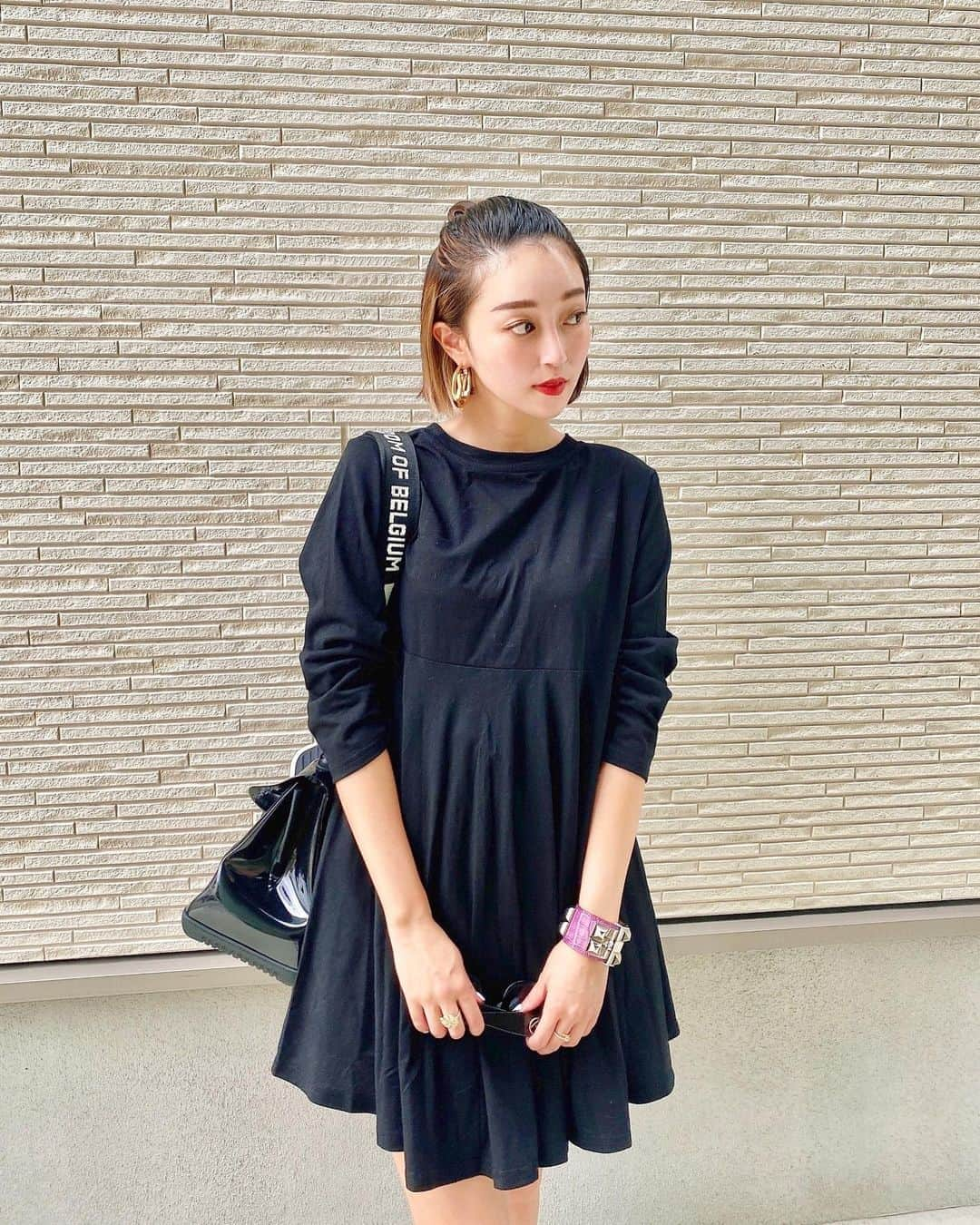 梅谷安里さんのインスタグラム写真 - (梅谷安里Instagram)「昨日のコーデ！！ 秋に着たいお洋服を先取り😎 モノトーンコーデに🤍 #ootd#outfit#fashion #titivate #ティティベイト #titivatestyle#バックフレアTシャツ @titivatejp」8月23日 15時28分 - anriworld