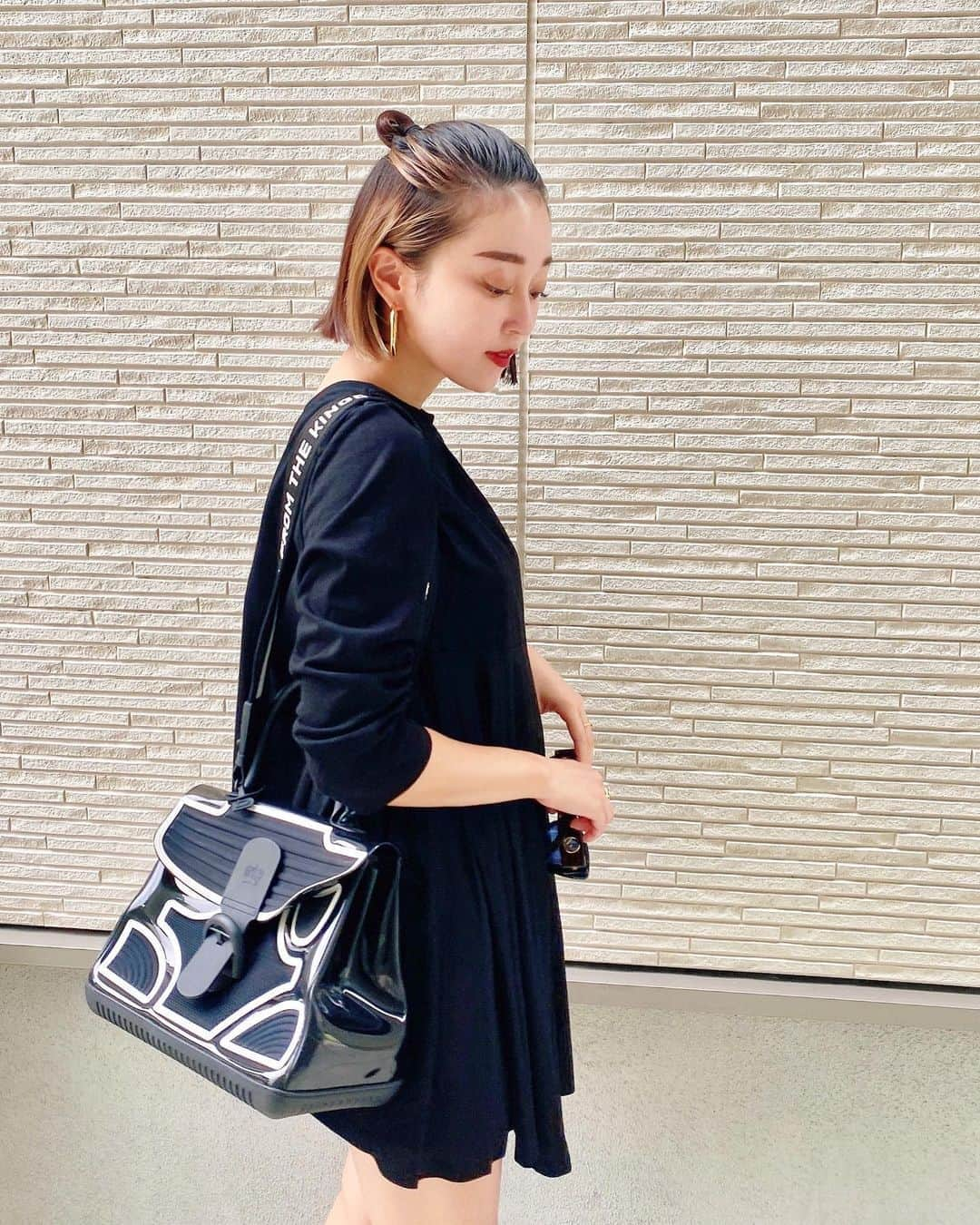 梅谷安里さんのインスタグラム写真 - (梅谷安里Instagram)「昨日のコーデ！！ 秋に着たいお洋服を先取り😎 モノトーンコーデに🤍 #ootd#outfit#fashion #titivate #ティティベイト #titivatestyle#バックフレアTシャツ @titivatejp」8月23日 15時28分 - anriworld