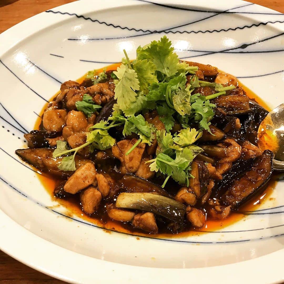 桜井誠のインスタグラム：「夏は茄子が美味しい。 鶏と一緒に麻辣炒め。 米泥棒。 #桜井食堂」
