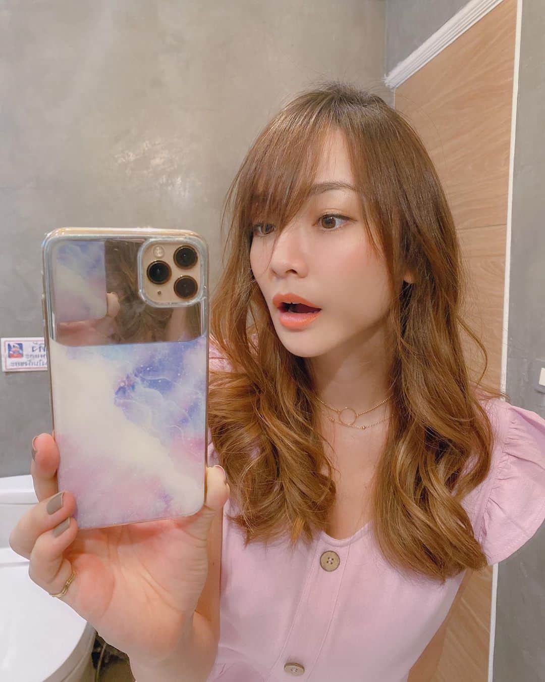 本田麻里絵さんのインスタグラム写真 - (本田麻里絵Instagram)「パタヤ旅行前に、Belle で髪色直して頂きました💗 細かめの #大人ハイライト をプラス✨ヽ(´ー｀)ﾉ  ....かわいい😍‼️  毛先にかけて明るくなる #グラデーションカラー なのでサロンに頻繁に行かなくて良いようにしてます🙌（出産控えてるので楽できるように♡）  ハイライト入れると低めポニーとかにしても動きが出るしおすすめです🎶 タイは暑いし、髪がペターーーーーーーってなるから部分的に明るい髪があるだけで【こなれ感】でます😘  ↓↓↓ プロモーションで1500thbでハイライトやりました🧡💚💙  トンローにあるおしゃれなサロンで日本の商材も置いてます🌟MILBONもあるよ👍  #バンコク美容院 #バンコクヘアサロン #バンコク美容室 #バンコク生活  #バンコクライフ  #バンコク暮らし #トンロー美容室 #ハイライトカラー #ヘアカラー」8月23日 15時35分 - mariennu.bkk