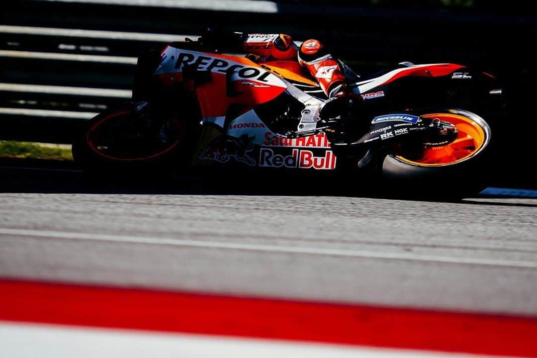 レプソル・ホンダのインスタグラム：「Shadow dance 🔮 ⠀⠀⠀⠀⠀⠀⠀⠀⠀ 🇦🇹 #AustrianGP #MotoGP #SB6 #StefanBradl #Repsol #Honda #RepsolHonda #HRC #RC213V #ThePowerOfDreams #Racing #Motorcycle #Team #OneHeart #RedBullRing」