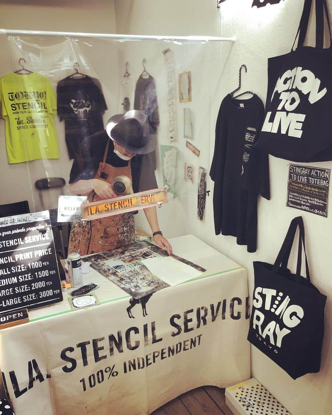 橋本塁さんのインスタグラム写真 - (橋本塁Instagram)「【ila stencil service18時まで！】 サウシュー渋谷写真展今日18時まで！ 週末28、29、30日にも写真展会場で開催。しっかり感染対策してステンシルさせて頂きます。 #サウシュー　#ilastencilservice #守矢努」8月23日 15時50分 - ruihashimoto