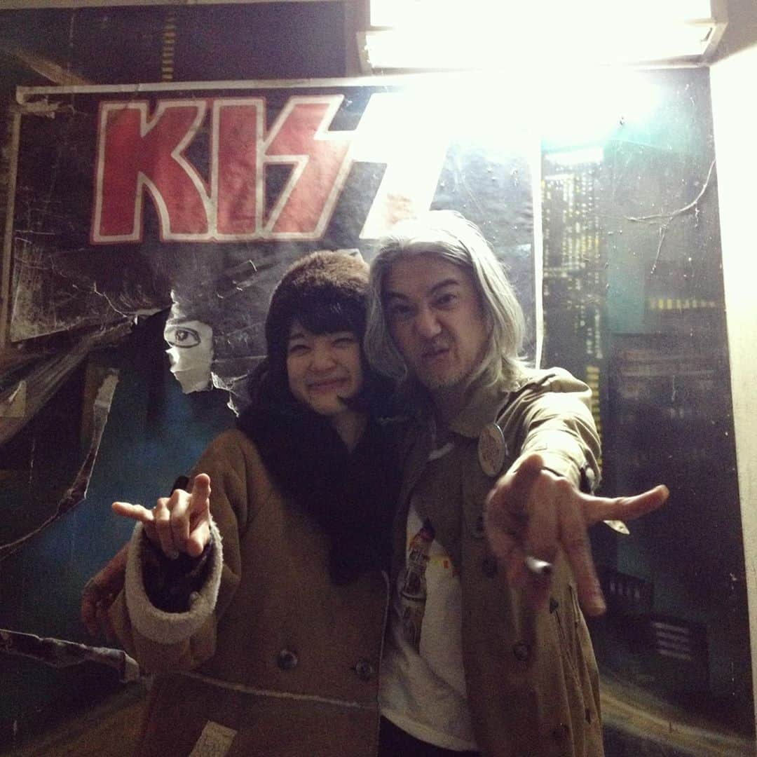 のインスタグラム：「急遽！明日8月24日、新宿紅布にて少し歌わせていただきます〜 イマイさんBandお久しぶりで ものすごく楽しみです🌹 配信ございますのでよろしければぜひ！  写真はなぜか5年前…なつかしい✌︎  8.24(月) @ 新宿紅布 『LIME MUZIEK 』 観覧&生配信 red cloth 17th ANNIVERSARY  出演 イマイアキノブ (イマイアキノブ 山本久土 サトウミノル) ゲスト 鈴木純也 宮田岳 中野ミホ  19:30/20:00  ¥2500/¥3000 (飲物代¥600)  限定人数 予約　redcloth@sputniklab.com  配信チケット¥1000 ツイキャス　 https://twitcasting.tv/c:redcloth0814/shopcart/19643  新宿レッドクロス 新宿区新宿6-28-12 DS新宿ビルB1 ☎︎ 03-3202-5320」